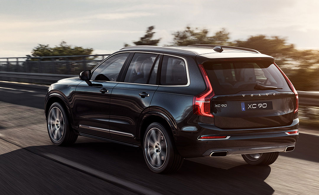 Volvo XC90 fährt auf einer Autobahn – Rückansicht