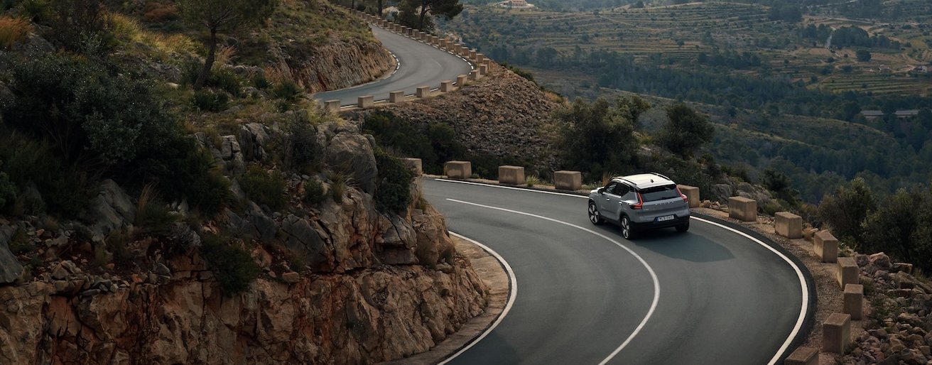 Paar steht an Volvo S60 R-Design